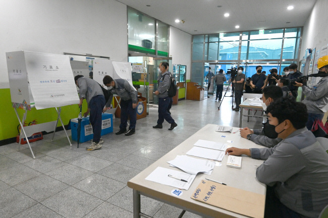 21일 오전 경남 거제 대우조선해양 외업복지관에 마련된 ‘대우조선지회의 금속노조 탈퇴 여부’(조직 형태 변경 안건) 관련 투표장에서 조합원들이 투표하고 있다.    김호웅 기자