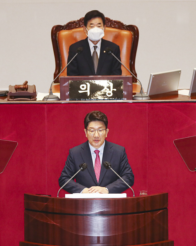 “대한민국 도약 준비” : 권성동 국민의힘 당 대표 직무대행 겸 원내대표가 21일 서울 여의도 국회에서 열린 본회의에 참석해 김진표 국회의장이 지켜보는 가운데 교섭단체 대표연설을 하고 있다.   국회사진기자단