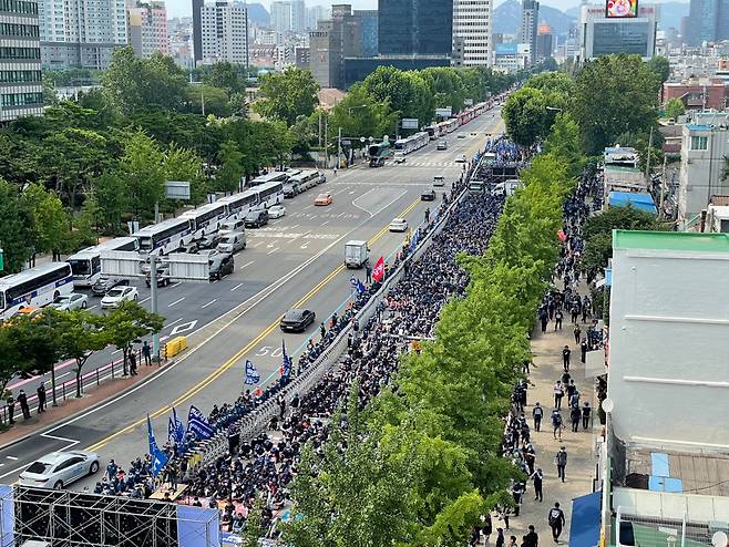 민주노총 금속노조가 지난 20일 오후 서울 중구 서울역 주변에서 총파업 결의대회를 진행하고 있는 모습. 금속노조는 이날 집회 후 서울 용산구 대통령실 인근까지 행진했다. [헤럴드 시너지영상팀 영상 캡처]