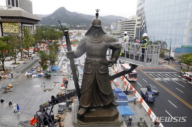 [서울=뉴시스] 고승민 기자 = 서울시 관계자들이 21일 서울 광화문광장에서 이순신 장군 동상을 세척하고 있다. 2022.07.21. kkssmm99@newsis.com