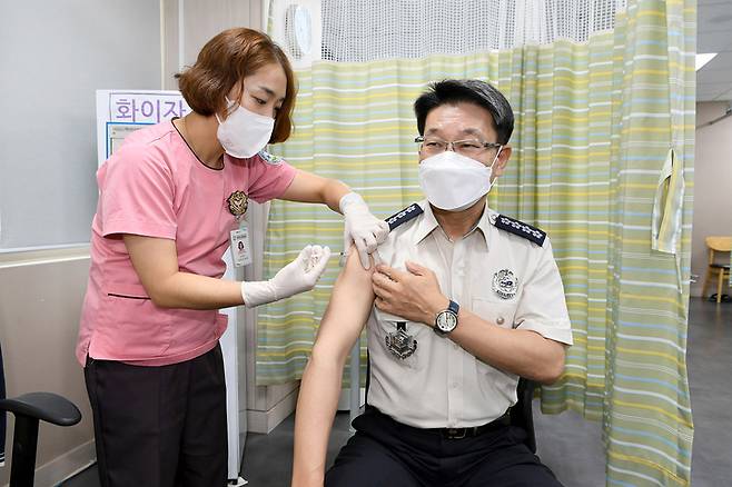 [서울=뉴시스] 이흥교(오른쪽) 소방청장이 21일 세종의 한 의료기관에서 코로나19 4차 예방접종을 받고 있다. (사진=소방청 제공) 2022.07.21. photo@newsis.com *재판매 및 DB 금지