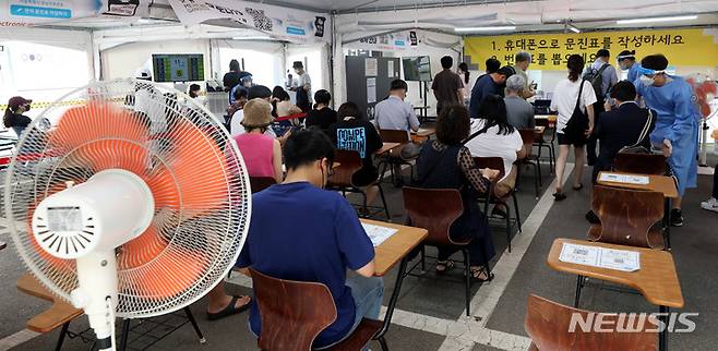 [서울=뉴시스] 추상철 기자 = 코로나19 확산세가 이어진 20일 오전 서울 강남구보건소 선별진료소가 코로나19 검사를 받으려는 시민들로 붐비고 있다. 2022.07.20. scchoo@newsis.com