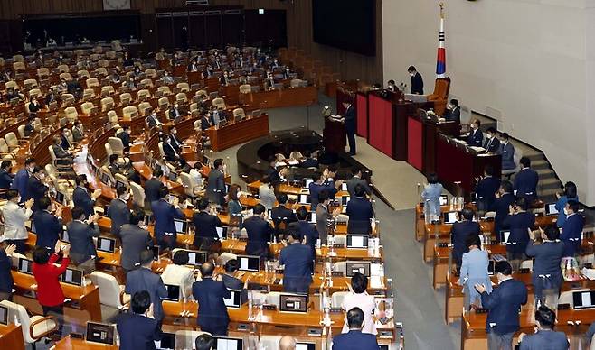 권성동 국민의힘 대표 직무대행 겸 원내대표가 21일 서울 여의도 국회에서 열린 제398회 국회(임시회) 제3차 본회의에서 교섭단체 대표연설을 마치자 국민의힘 의원들이 기립박수를 치고있다. 뉴시스