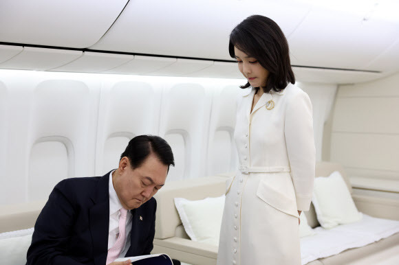 서울공항 출발 공군 1호기에서 자료 검토하는 윤석열 대통령 - 대통령실은 북대서양조약기구(NATO.나토) 정상회의 참석을 위해 지난 27일 성남 서울 공항을 출발한 공군 1호기에서 자료를 검토하는 윤석열 대통령과 함께 있는 김건희 여사의 사진을 3일 공개했다. 2022.7.3.대통령실 제공
