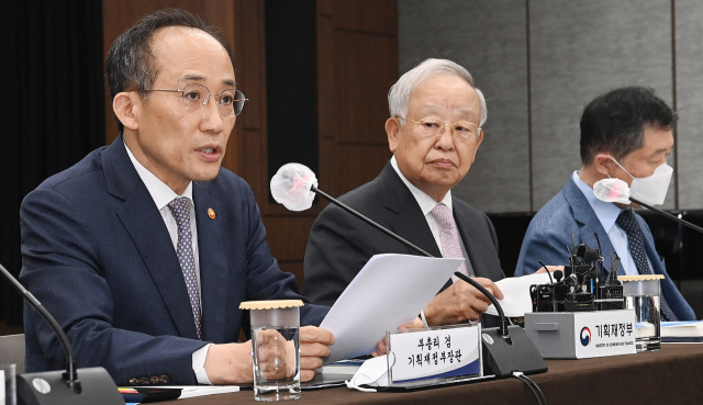 추경호(왼쪽) 부총리 겸 기획재정부 장관이 21일 서울 중구 은행회관에서 열린 '세제발전심의위원회 전체회의'에 참석해 '2022년 세제개편안'을 발표하고 있다. 오승현 기자