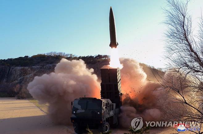 북한이 4월 17일 공개한 신형 전술핵 탄도미사일 시험발사 장면 [조선중앙통신 제공/EPA 연합뉴스 자료사진.재판매 및 DB 금지]