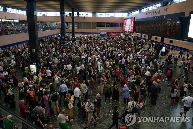 열차가 대거 취소된 런던 유스턴역 여행객들 [AP=연합뉴스 자료사진. 재판매 및 DB 금지]