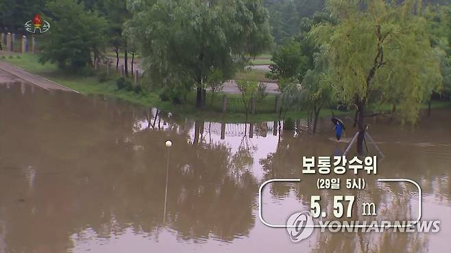 軍 "북한군 하계훈련, 코로나·호우로 영향…핵 활동 주시" (서울=연합뉴스) 북한 수도 평양의 중심가인 보통강 일대가 사흘간 내린 집중호우로 일부 물에 잠긴 것으로 확인됐다. 조선중앙TV는 지난달 29일 오전 "보통강유역에서 6월 27일 19시부터 29일 5시까지 233.7mm의 많은 비가 내렸다"며 "29일 5시 현재 보통강수문 관측소에서 수위는 5.57m로써 위험수위 5.46m를 초과한 상태"라고 보도했다. [조선중앙TV 화면] 2022.6.29 
    [국내에서만 사용가능. 재배포 금지. For Use Only in the Republic of Korea. No Redistribution] nkphoto@yna.co.kr