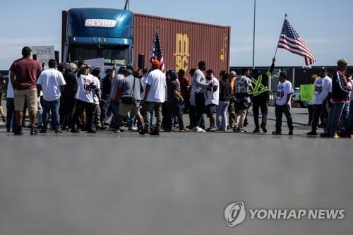 지난 18일 미국 캘리포니아주 오클랜드항에 항만봉쇄 시위를 벌이는 트럭 운전사들 [로이터 연합뉴스 자료사진]