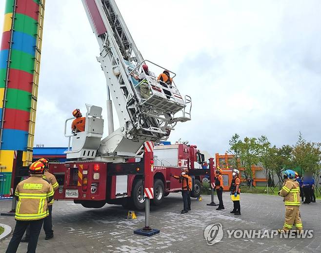 춘천 레고랜드 '타워전망대' 멈춤 사고 (춘천=연합뉴스) 21일 오후 강원 춘천시 레고랜드 타워전망대 놀이기구가 멈추는 사고가 발생해 소방당국이 구조작업을 벌이고 있다. 2022.7.21 [독자 제공. 재판매 및 DB 금지] taetae@yna.co.kr