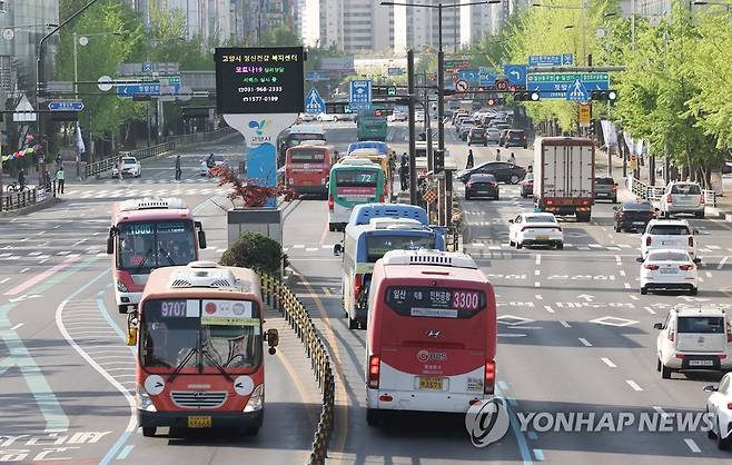 경기도 고양시 일산 인근 도로를 지나는 버스들 [연합뉴스 자료사진]