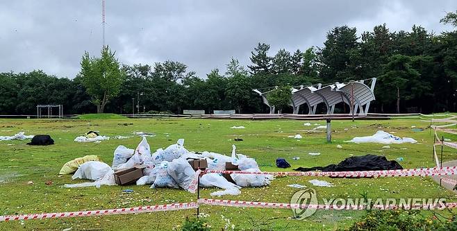 공연이 끝난 뒤 쓰레기 나뒹굴고 '엉망' (강릉=연합뉴스) 유형재 기자 = 지난 18일 모 방송사의 유명 음악프로그램 녹화가 이뤄진 강릉시 경포호수 잔디광장이 21일 오후 쓰레기가 치워지지 않은 채 나뒹굴고 잔디는 크게 훼손돼 있다. 2022.7.21 yoo21@yna.co.kr