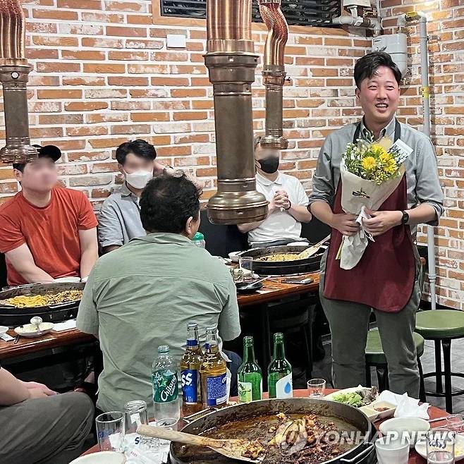 이준석 대표, 김진태 강원지사와 회동 (서울=연합뉴스) 국민의힘 이준석 대표가 지난 19일 강원도 춘천을 방문해 김진태 강원도지사와 만찬 회동을 하고 있다. 2022.7.20 [이준석 대표 페이스북 캡처. 재판매 및 DB 금지] photo@yna.co.kr