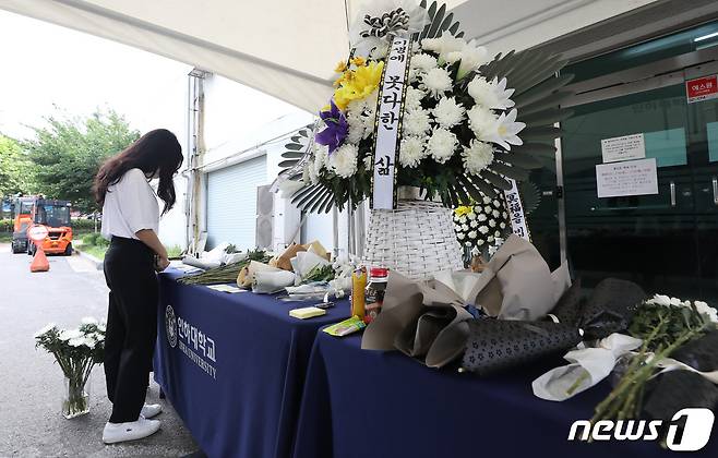 인하대학교 캠퍼스에서 같은 학교 재학생을 성폭행한 뒤 건물에서 추락해 숨지게 한 사건이 발생한 가운데 17일 오전 인천광역시 인하로 인하대학교에 마련된 추모공간에서 한 학생이 추모를 하고 있다. 2022.7.17/뉴스1 © News1 임세영 기자