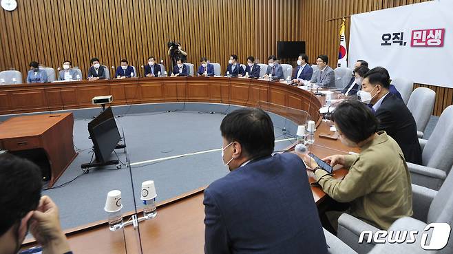 권성동 국민의힘 대표 직무대행 겸 원내대표가 22일 오전 서울 여의도 국회에서 열린 원내대책회의에서 발언을 하고 있다. (공동취재) 2022.7.22/뉴스1 © News1 이재명 기자