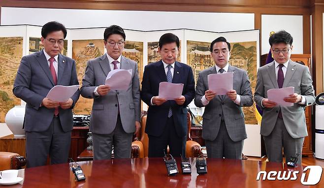 권성동 국민의힘 대표 직무대행 겸 원내대표(왼쪽 두 번째)와 박홍근 더불어민주당 원내대표(오른쪽 두 번째)가 22일 오전 서울 여의도 국회의장실에서 열린 여야 원내대표 회동에서 원구성 합의문을 발표하고 있다. 왼쪽부터 송언석 국민의힘 원내수석부대표, 권 원내대표, 김진표 국회의장, 박 원내대표, 진성준 더불어민주당 원내수석부대표. (공동취재) 2022.7.22/뉴스1 © News1 이재명 기자