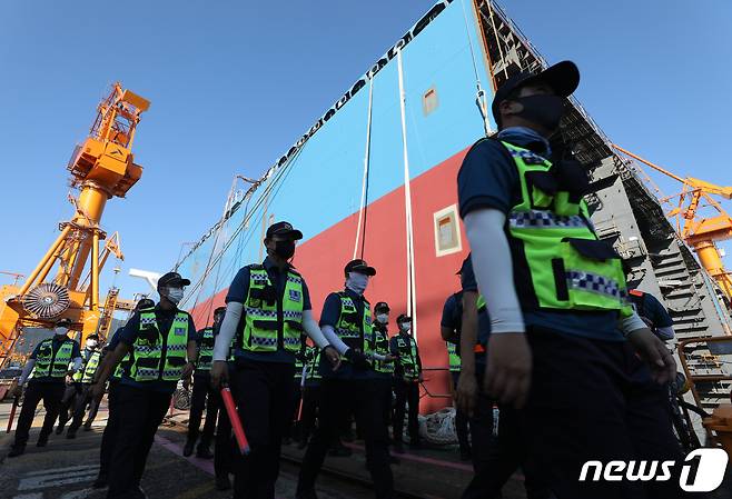 22일 오전 경남 거제시 대우조선해양 옥포조선소에서 경찰이 유최안 대우조선해양 하청지회 부지회장 등이 점거 중인 1도크 경계 근무를 서고 있다. 2022.7.22/뉴스1 © News1 신웅수 기자