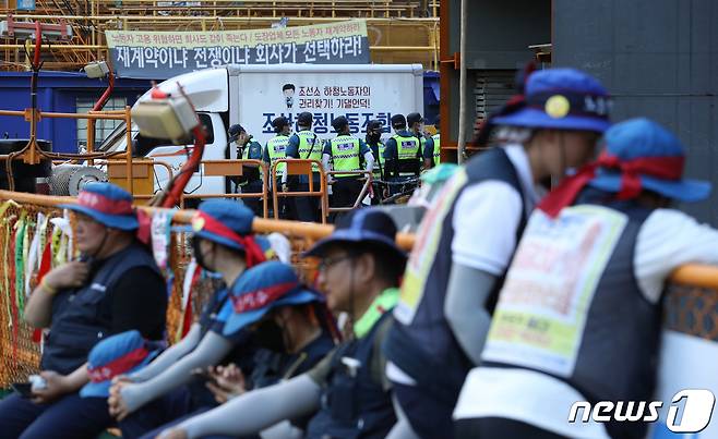 21일 오후 경남 거제시 대우조선해양 옥포조선소에서 경찰이 유최안 대우조선해양 하청지회 부지회장 등이 점거 중인 1도크 경계 근무를 서고 있다. 2022.7.21/뉴스1 © News1 신웅수 기자