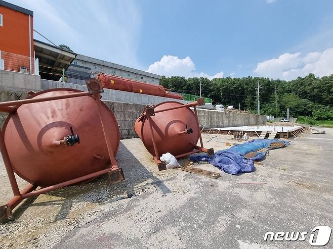 경기 남양주시 오남읍 양지리에 들어서는 폐기물 재활용업체 건설 현장. 부지 위에 탱크로리가 놓여 있다. © 뉴스1 양희문 기자