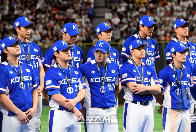 이정후와 조상우, 하재훈과 박병호, 김재환, 김하성 등 야구대표팀의 선수들이 2019년 11월 17일 일본 도쿄돔에서 진행된 ‘2019 WBSC 프리미어12’ 일본과의 결승전에서 패해 준우승을 차지한 뒤 은메달을 수상하고 있다. 도쿄 | 스포츠서울DB