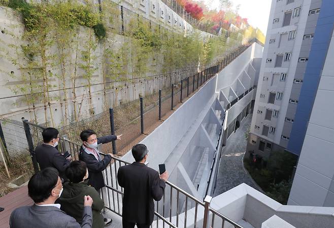 경기도 성남시 백현동의 이른바 '옹벽 아파트' 현장./국회사진기자단