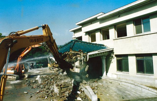 일제 치하였던 1939년 조선총독관저로 지어져 광복 후에는 대통령 집무실 및 관저로 사용돼온 청와대 구본관이 1993년 12월 16일 철거되고 있다. 한국일보 자료사진