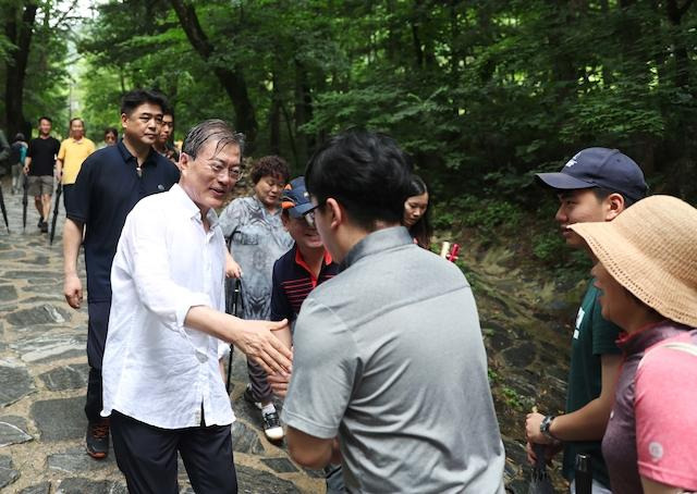 취임 첫 여름 휴가 2일 차였던 2017년 7월 31일 문재인 전 대통령이 오대산 상원사길에서 만난 시민들과 인사를 나누고 있다. 청와대 제공