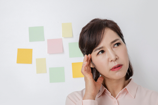 기억력이 떨어지고, 기존보다 뇌 활동이 느려지면서 체중과 피로가 늘었다면 갑상선기능저하증을 의심해 봐야 한다./사진=클립아트코리아