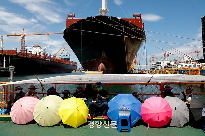 21일 경남 거제 대우조선해양 1독(Dock)에서 하청 노조 조합원들이 농성을 이어가고 있다./문재원 기자