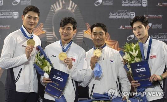 세계선수권대회 남자 사브르 단체전 우승 합작한 오상욱, 구본길, 김정환, 김준호(왼쪽부터)
[EPA=연합뉴스]