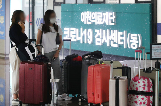 (인천공항=뉴스1) 임세영 기자 = 13일 인천국제공항 제1여객터미널 신종 코로나바이러스 감염증(코로나19) 검사센터에서 해외입국자들이 코로나19 검사를 기다리고 있다. 질병관리청 중앙방역대책본부(방대본)는 이날 0시 기준 신종 코로나바이러스 감염증(코로나19) 신규 확진자가 4만266명 발생했다고 밝혔다. 지난 5월 11일 4만3908명 이후 63일(9주일) 만에 4만명대로 다시 증가했다. 신규 확진자는 국내발생 3만9868명, 해외유입은 398명이다. 2022.7.13/뉴스1