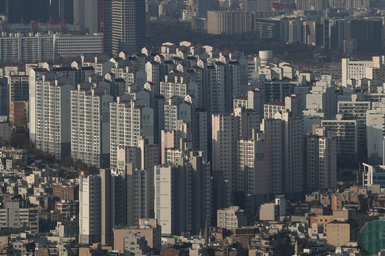 정부가 내년부터 적용할 세재개편안을 21일 발표한 가운데 전문가들은 집값 하락세가 계속 이어질 것이라고 내다봤다. /사진=뉴스1