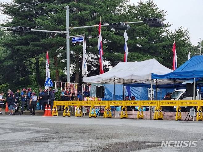 [서울=뉴시스] 전국민주노동조합총연맹(민주노총) 공공운수노조 화물연대본부 소속 1200여명의 조합원들이 22일 오전부터 하이트진로의 이천공장 앞 도로 완전 점유 파업을 진행하기 위해 집결하고 있다. (사진=하이트진로 제공)