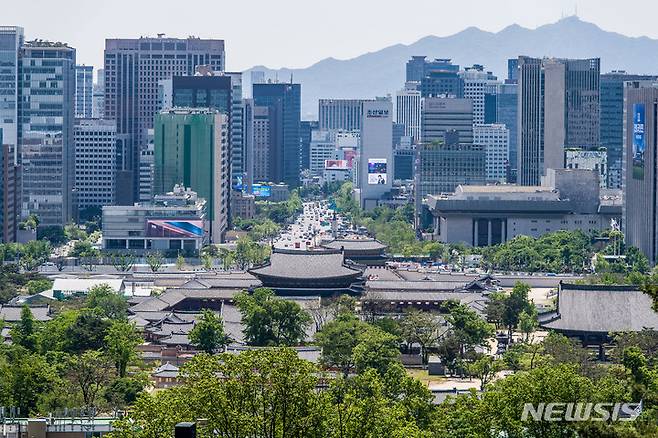 [서울=뉴시스] 인수위사진기자단 = 제20대 윤석열 대통령의 취임식일인 10일 오후 서울 종로구 청와대 관저 뒷산에서 바라 본 광화문과 서울 도심 일대. 2022.05.10. photo@newsis.com