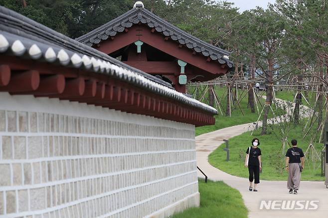 [서울=뉴시스] 권창회 기자 =일제가 단절시켰던 창경궁과 종묘의 연결통로를 시민들에게 개방한 22일 오전 서울 종로구 창경궁-종묘 연결 현장에서 시민들이 산책을 하고 있다. 2022.07.22. kch0523@newsis.com