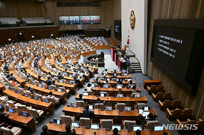 [서울=뉴시스] 최진석 기자 = 김진표 국회의장이 22일 오후 서울 여의도 국회에서 열린 제398회 국회(임시회) 제04차 본회의에서 사법개혁특별위원회 명칭 등 변경, 정치개혁특별위·연금개혁특별위원회 구성결의안을 상정하고 있다. (공동취재사진) 2022.07.22. photo@newsis.com