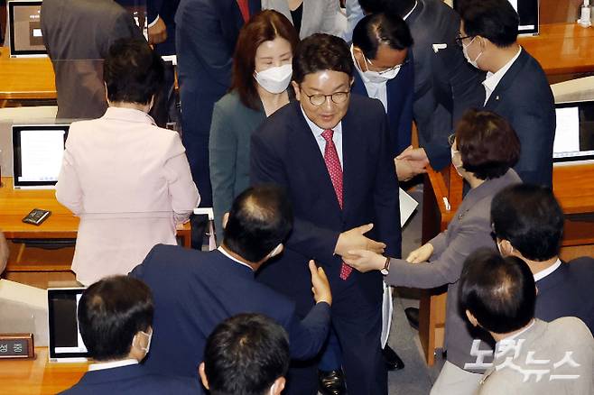 권성동 국민의힘 당대표 직무대행 겸 원내대표가 21일 서울 여의도 국회에서 열린 본회의에서 교섭단체대표연설을 마치고 동료의원들과 인사를 하고 있다. 윤창원 기자