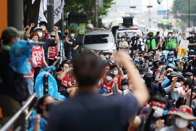 22일 서울 마포구 가든호텔 앞에서 민주노총 공공운수노조 주최로 공공부문 비정규직 노동자 임금 인상 및 차별철폐 촉구 집회가 진행되는 모습. 연합뉴스