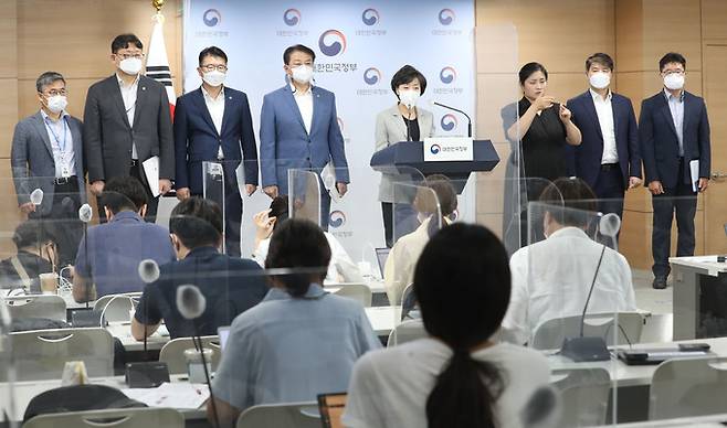 박순애 사회부총리 겸 교육부 장관과 관계 부처 차관들이 지난 19일 오후 서울 종로구 정부서울청사 브리핑실에서 반도체 관련 인재양성 방안 브리핑을 하고 있다. 뉴시스