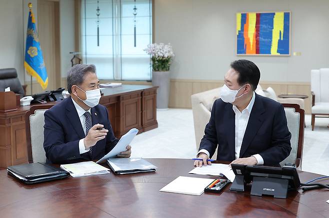 윤석열 대통령이 21일 오후 서울 용산 대통령실 청사에서 박진 외교부 장관으로부터 부처 업무보고를 받고 있다. 대통령실 제공