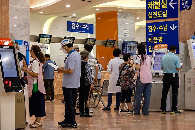 인천의 한 병원에서 사람들이 병원비를 수납하기 위해 기다리고 있다. 한국은 의료비 본인부담률이 상대적으로 높은 나라다. ⓒ시사IN 조남진