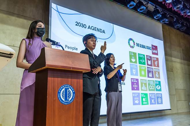 브라질 아미들의 캠페인에 대해 설명한 마리아 파치롤리 변호사. 학술대회의 일부 세션은 한국 수어와 국제 수어 통역이 함께 진행됐다. ⓒ시사저널 최준필