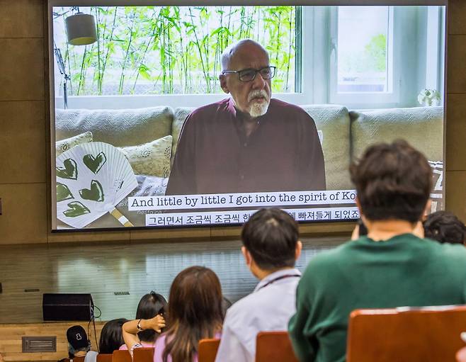 대담 영상을 통해 BTS 학술대회에 참여한 파울로 코엘료 작가 ⓒ시사저널 최준필