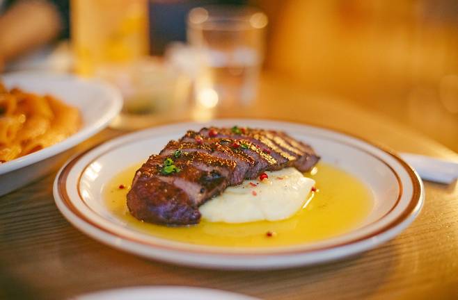 &nbsp;편안한 음식을 내는 칫챗. 대표 메뉴 중 하나인 칫챗 스테이크