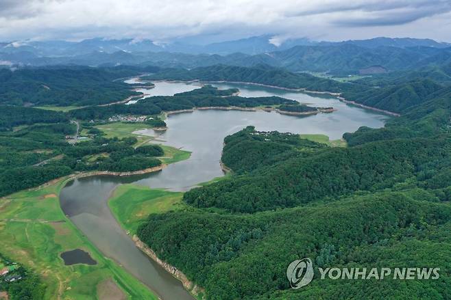 반가운 장맛비…가뭄 해갈에 도움 줄까 (횡성=연합뉴스) 양지웅 기자 = 전국 곳곳에 장맛비가 내리는 27일 오후 강원 횡성군 갑천면 구방교 인근에서 바라본 횡성댐 상류에 물이 흘러들고 있다.
    한국농어촌공사에 따르면 이날 기준 강원지역 평균 저수율은 59.7%로 평년 수위를 1%포인트가량 웃돌고 있다. 2022.6.27 yangdoo@yna.co.kr