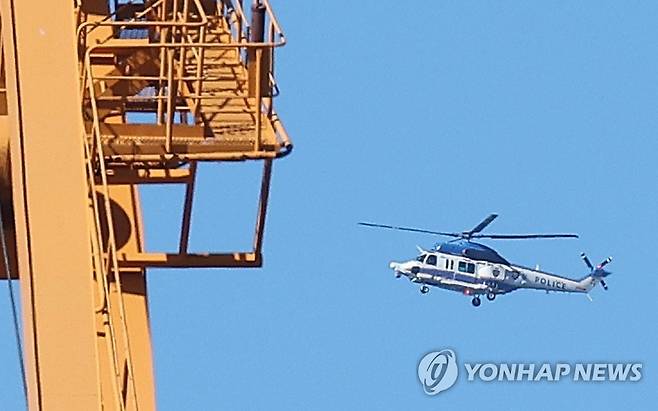 대우조선해양 상공 경찰 헬기…긴장 감도는 거제 (거제=연합뉴스) 임헌정 기자 = 대우조선해양 하청노조가 50일째 파업을 이어가고 있는 21일 경남 거제시 대우조선해양 옥포조선소 상공에 경찰 헬기가 날고 있다. 2022.7.21 kane@yna.co.kr