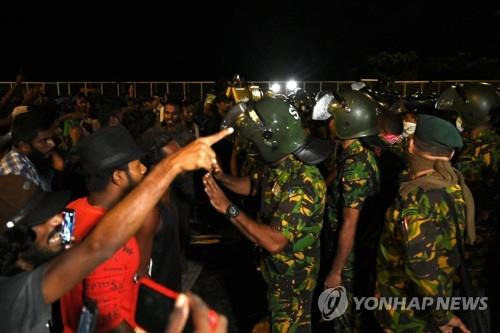 22일 시위대와 대치하는 싱가포르 군경 [AFP=연합뉴스 자료사진]