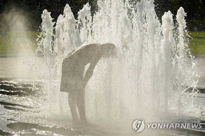 베를린 도심의 한 분수대에서 더위 식히는 시민 [AP 연합뉴스 자료사진. 재판매 및 DB 금지]