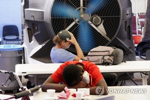 43℃ 폭염에 돌봄 시설로 피신한 미 애리조나주 노숙자들   (피닉스 AP=연합뉴스) 미국 애리조나주 피닉스의 낮 최고기온이 43.3℃까지 치솟은 가운데 고령 노숙자들이 지역 돌봄 센터 내에서 더위를 식히고 있다. 애리조나주에서는 7월 첫 주 동안 모두 17명이 폭염 탓으로 목숨을 잃었다. 2022.07.20 
    jsmoon@yna.co.kr