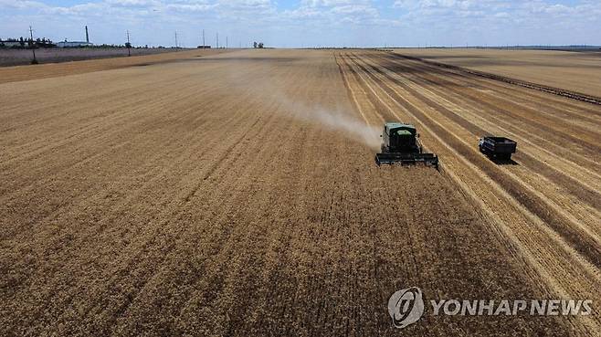 수확중인 우크라이나 밀밭 [AFP 연합뉴스 자료사진. 재판매 및 DB 금지]